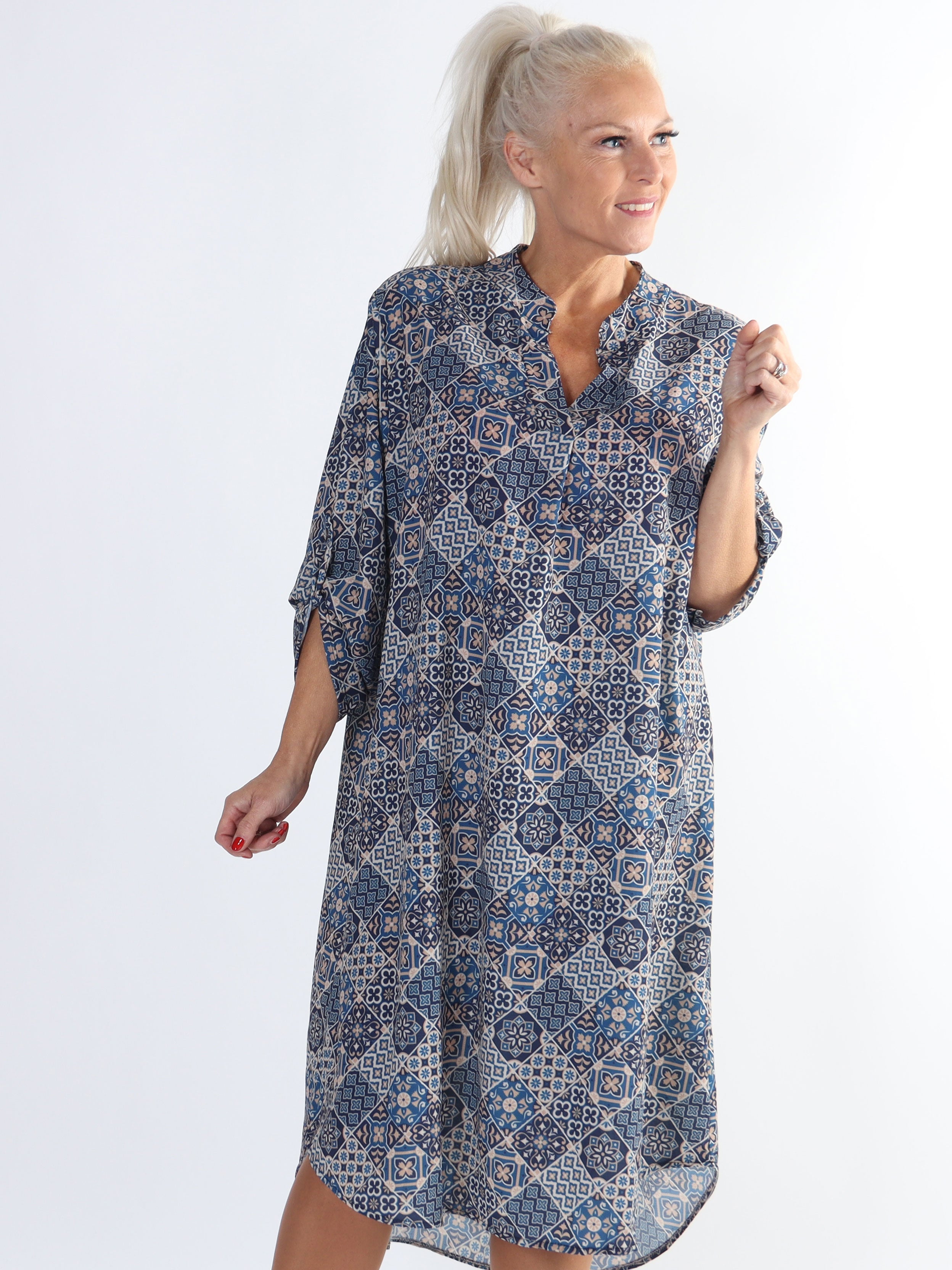 Vanesa Mosaic Long - Mönstrad plus size klänning